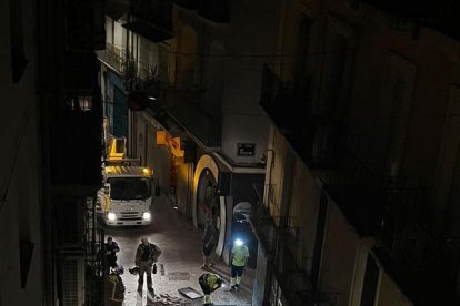 Bomberos y operarios tras la explosión en la alcantarilla. 