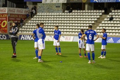 Els jugadors del Lleida, sobre la gespa del Camp d’Esports després de caure davant l’Alzira diumenge.