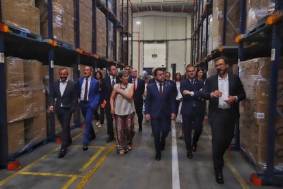 El president del Govern, Pere Aragonès, visitant el centre logístic de Taurus a Oliana (Alt Urgell) amb la comitiva d'autoritats i un dels propietaris de la companyia, Raul Ubric