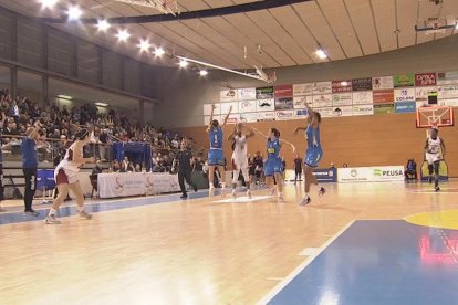 Moment en què llança la jugadora del Gernika i la cistella ja està il·luminada.