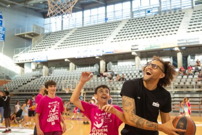 2.000 abonaments venuts - És la xifra fins ahir, dels quals gairebé un 80 per cent corresponen a no abonats. D’altra banda, el club va celebrar ahir un acte en què aficionats i jugadors de la base van poder conversar amb els integrants del pri ...