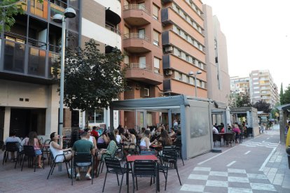 Vista general de tres bars del carrer Balmes de Lleida, una de les zones de més ambient de la ciutat, regentats per ciutadans xinesos.