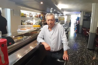 Vista general de tres bars del carrer Balmes de Lleida, una de les zones de més ambient de la ciutat, regentats per ciutadans xinesos.