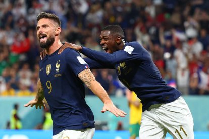 El jugador del Barça, Dembélé, corre a felicitar a Giroud.