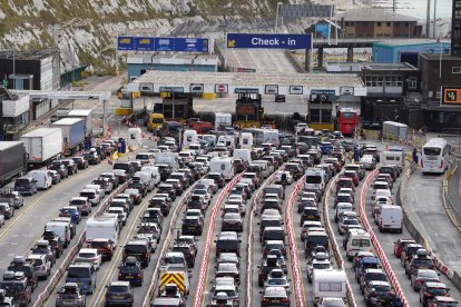 Els vehicles han hagut d’esperar fins a sis hores per creuar el canal de la Mànega des de Dover.