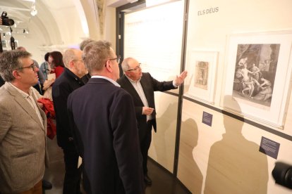 El mateix Antoni Gelonch va conduir la visita guiada inaugural a l’exposició ‘Els amors dels déus’.