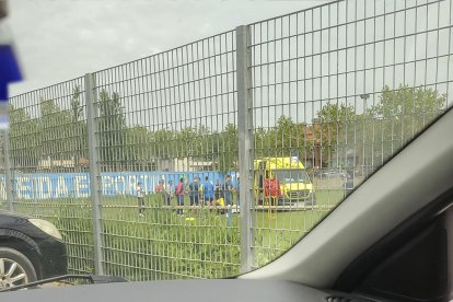 Una ambulancia, ayer en el Annex, para atender a Adrià Pladevall.