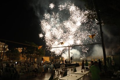 El barrio de La Bordeta cierra sus fiestas con fuegos artificiales y habaneras