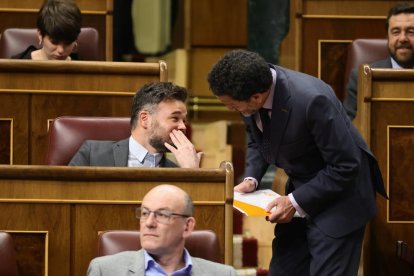 El portaveu d'Esquerra Republicana (ERC) al Congrés, Gabriel Rufián, conversa amb el vicesecretari general de Ciutadans, Edmundo Bal, durant la sessió d'aquest dimarts.