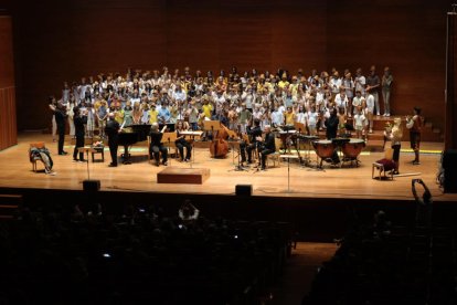 En el concert van actuar més de 200 cantants.