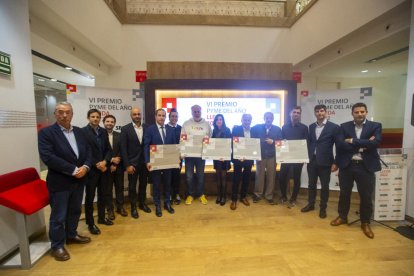 Foto de familia con los representantes de las pymes reconocidas (en el centro) y los organizadores.
