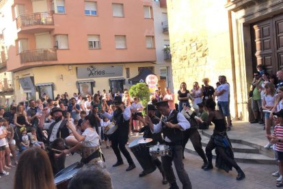 Sound de Secà animant el públic del festival Treubanya de Torrefarrera amb la cercavila musical.