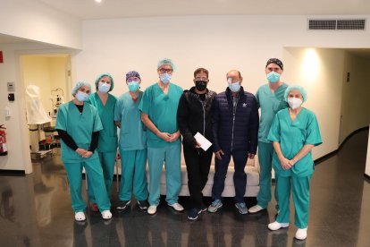 El equipo médico que participó en la operación, junto a Abidin Buzeid y su intérprete.
