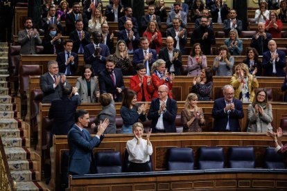 La bancada socialista aplaude tras la aprobación de los presupuestos del Estado de 2023.