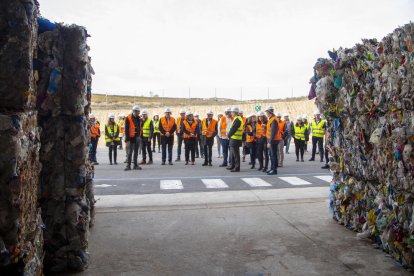 Las autoridades ayer durante la visita a las instalaciones de la nueva planta de selección del vertedero.