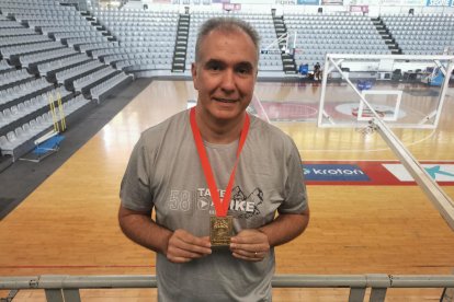 Joaquín Prado, con la medalla, regresó ayer a sus funciones como director técnico del Força Lleida.