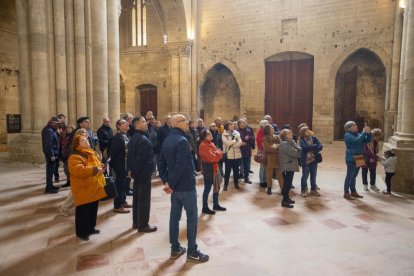 Participantes en la visita guiada, en la nave central de la Seu Vella.