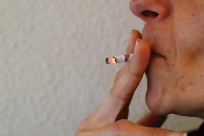 Imagen de archivo de una mujer apurando un cigarrillo