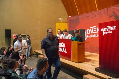Oriol Junqueras, aplaudit dempeus per Pol Baldomà, es dirigeix a clausurar el congrés.