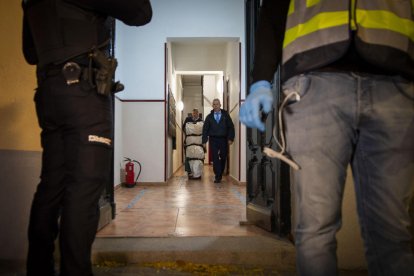 Los forenses sacando el cuerpo de la joven asesinada en Madrid.