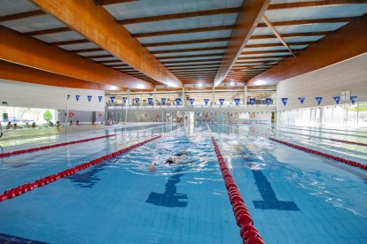 Usuaris nadant a la remodelada piscina coberta de Tàrrega, que compleix un any.