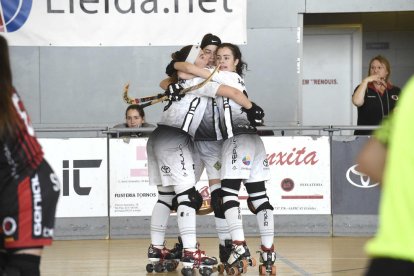 Jugadoras del Alpicat celebran uno de sus dos goles ayer.