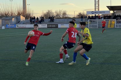 Marcos López golpea el balón ante Guido y un jugador rival.