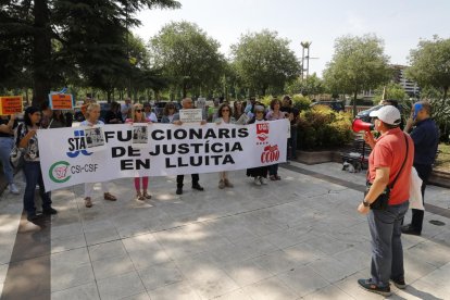 Funcionaris es van tornar a concentrar ahir davant de la subdelegació del Govern central a Lleida.