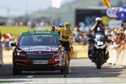 Vingegaard entra en solitari a la línia de meta, amb un minut d’avantatge sobre el seu rival Pogacar.