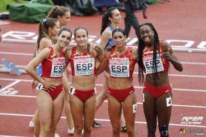 Berta Segura, segunda por la izquierda, con el resto del equipo español de relevos 4x400 que se clasificó para la final.