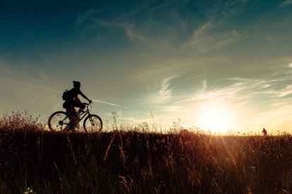 Ir en bici durante 20 minutos diarios reduce el riesgo de mortalidad un 10%, según la OMS