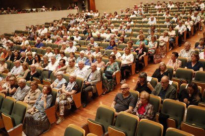 Els alumnes de l’Aula d’Extensió Universitària de Lleida van acudir a l’última conferència del curs a l’Auditori Enric Granados.