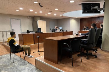 L’acusat, en la primera sessió del judici de dilluns a l’Audiència.