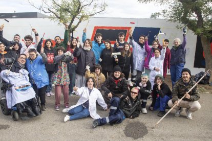 Alumnos de la Escola Ondara y usuarios de la Associació Alba pintaron ayer un nuevo mural.