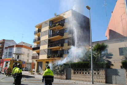 Los servicios de emergencias, ayer en la extinción del incendio. 