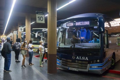 Varios pasajeros subiendo ayer por la mañana a un autobús de la línea Lleida-Barcelona.