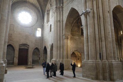 Un grup de visitants de la Seu Vella, el desembre de l’any passat a la nau central del monument.