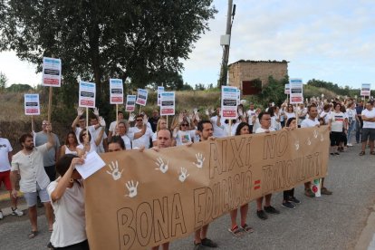 La protesta que van iniciar els pares d’Artesa dilluns, primer dia del curs escolar.