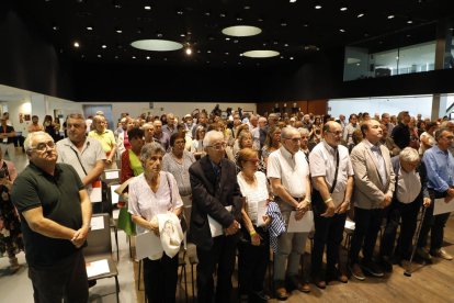 Los asistentes a la asamblea guardaron un minuto de silencio en memoria de Jordi Porta.