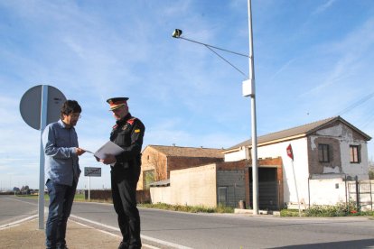 Francesc Balcells i Roderic Moreno, a la carretera de Fondarella on s’ha col·locat una càmera.