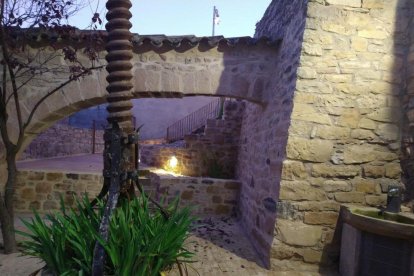 La pila de pedra (a la dreta) lluïa al carrer del Forn.