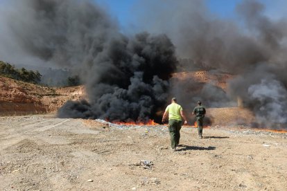 Una gran columna de fum després d’un incendi declarat ahir a l’abocador de Riba-roja.