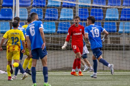 Iñaki Álvarez celebra amb un gest de ràbia que acaba d’aturar el penal amb què va ser castigat el Lleida.