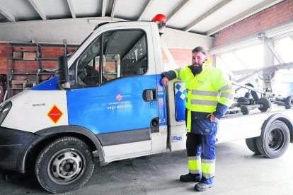 Un empleat del servei de grua, amb el nou uniforme.