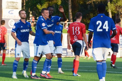 Els jugadors del Lleida celebren el primer gol del partit d’ahir, obra de Danylo Hontxaruk.