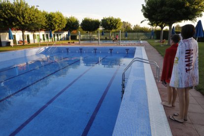 La piscina gran de Torres de Segre, precintada i a mig buidar ahir a la tarda.