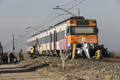 El moment en què els serveis d’emergència ajudaven els passatgers a baixar del tren.