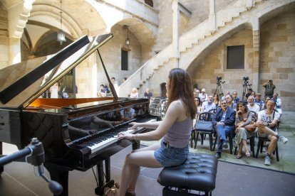 El patio del Institut d’Estudis Ilerdencs acogió ayer diversas actuaciones de pianistas del concurso.