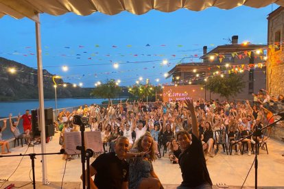 Concert a Sant Llorenç de Montgai - Aquest nucli de Camarasa va inaugurar ahir la festa major amb la lectura del pregó i un concert de Mia&Dani’s, grup del qual formen part Maria Fernández, la jove de Balaguer que ha participat en diversos pro ...