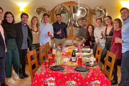 Un grup d’amics que va celebrar el Cap d’Any en una casa rural de Sedó, a la Segarra.